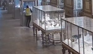 Salen a la luz las grabaciones de las cámaras de seguridad en el robo del Louvre