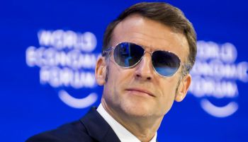 Macron asiste al foro de Davos con gafas de sol por una dolencia ocular