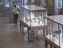 Salen a la luz las grabaciones de las cámaras de seguridad el día del robo en el Louvre