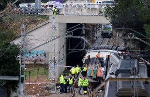 El riesgo de hundimiento obliga a cortar durante días la AP-7