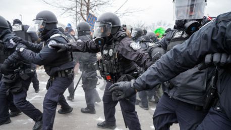 Una orden del ICE autoriza a sus agentes a allanar domicilios sin orden judicial