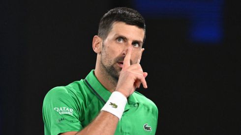 Otro disparate de Djokovic: casi le da un pelotazo en la cara a una chica por un enfado
