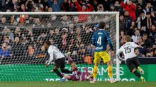 LaLiga. El Valencia le gana al Espanyol con un penalti polémico en el minuto 95