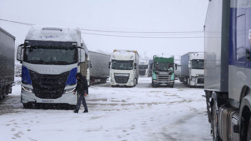 Los transportistas piden la dimisión de Navarro y la DGT levanta la restricción para vehículos pesados en todas la carreteras