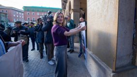 Azcón insta a Pilar Alegría a explicar si se avergüenza del logo del PSOE, que no aparece en su cartel electoral