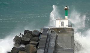 El tiempo: Ingrid deja su peor cara en el norte, con olas que superan los 10 metros