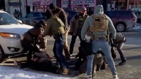 Nuevos vídeos muestran al hombre muerto en Mineápolis defendiendo a personas de agentes federales