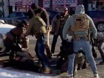 Nuevos vídeos muestran al hombre abatido en Mineápolis protegiendo a varias personas