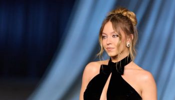 Pillan a Sydney Sweeney colgando sujetadores en el cartel de Hollywood