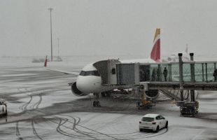 Aena ralentiza las operaciones en Barajas por la nieve y Adif informa de retrasos