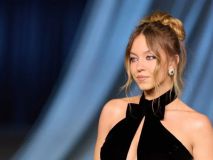 Pillan a Sydney Sweeney colgando sujetadores en el cartel de Hollywood