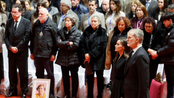 El presidente del Gobierno y el ministro de Transportes eluden su responsabilidad y dejan solas a las familias por miedo a ser increpados.