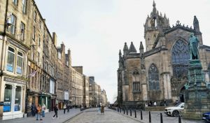 Vandalizan la tumba del filósofo David Hume con símbolos satánicos