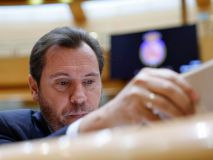 Gritos de 'dimisión' a Puente en el Senado y críticas a Sánchez por quedarse en el 'búnker'