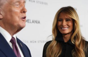 Trump elogia a Melania en la presentación de su millonario documental