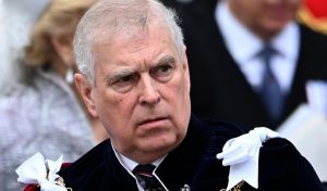 El expríncipe Andrés, acusado de hacer traer a otra joven para una cita sexual