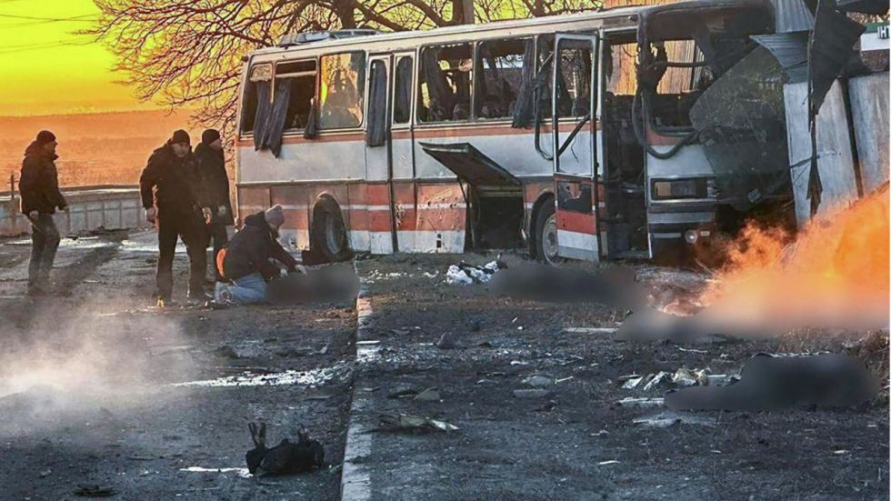 Al menos 12 muertos al impactar un dron ruso contra un autobús en una región del centro de Ucrania
