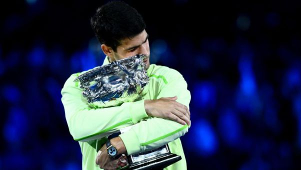 El español logra su primer título en Melbourne con una remontada épica ante el serbio, que pierde su segunda oportunidad de levantar el ansiado 25 Grand Sl