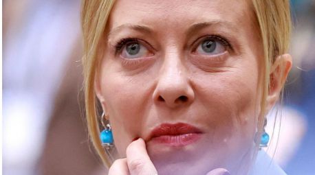 Un restaurador cambia el rostro de un ángel por el de Meloni en un fresco de Roma