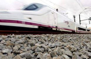 Adif acuerda suprimir el último servicio del día de la línea Madrid-Barcelona y extender el trayecto 25 minutos