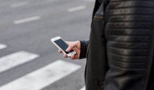 'Peatones digitales': una de cada tres personas usa el móvil mientras camina