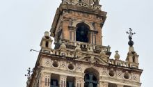 Se desprende de la Giralda una jarra de azucenas de bronce colocada en 1751