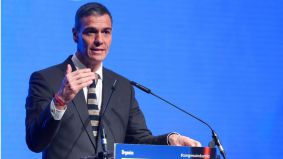 Pedro Sánchez se erige en protector de la infancia y la democracia para justificar su asalto a las redes sociales