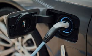 El Gobierno rectifica y rescata las ayudas al coche eléctrico tras semanas de incertidumbre