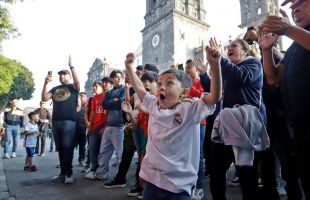 Aficionados mexicanos festejan cumpleaños de Cristiano Ronaldo con un 'Siuuu' colectivo
