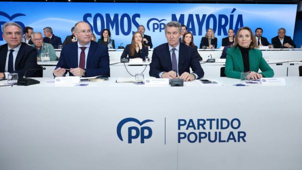 El presidente del PP insta a los de Santiago Abascal a no convertirse en un 'muro' que bloquee la situación política del país.