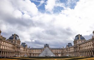 Una redada en el Louvre destapa un fraude de entradas y guías turísticas