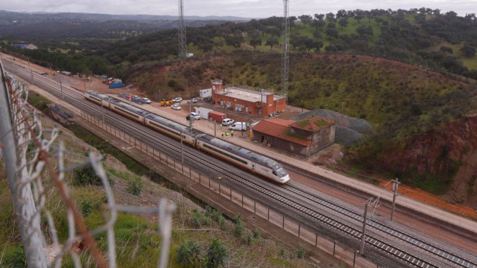 Un AVE se detiene 12 minutos en Adamuz por un cable suelto el día de la reapertura de la línea Madrid-Sevilla