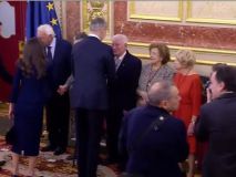 Así ha sido el frío saludo entre Pedro Sánchez y Felipe González en el Congreso