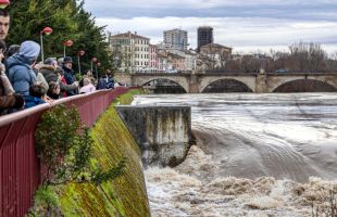 Las crecidas por lluvias mantendrán alto el caudal del Ebro hasta el viernes