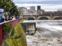 Las crecidas por lluvias mantendrán alto el caudal del Ebro hasta el viernes