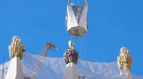 La Sagrada Familia ya luce el brazo superior de la cruz de la torre más alta