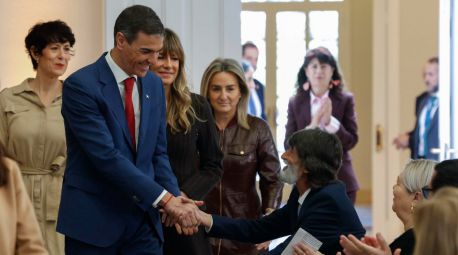 Begoña Gómez, después de cinco meses encerrada en Moncloa, reaparece junto a Sánchez en un homenaje al pueblo gitano