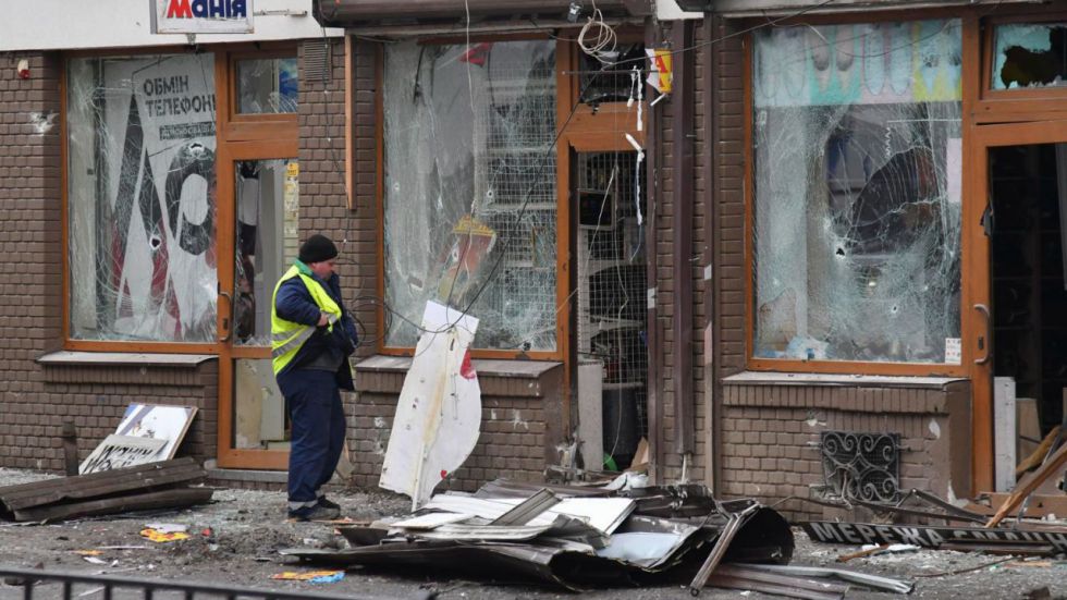 Ucrania sufre el primer atentado tras el inicio de la guerra pero sus drones rodean Moscú