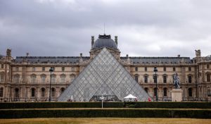 La presidenta del Louvre presenta su dimisión tras las numerosas crisis del museo