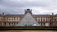 La presidenta del Louvre presenta su dimisión tras las numerosas crisis del museo
