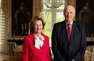 La reina Sonia de Noruega visita al rey Harald, hospitalizado en Tenerife