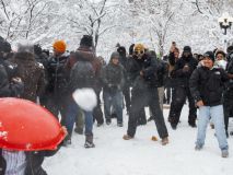 Detenido por 'agredir' a policías en una batalla de bolas de nieve en Nueva York