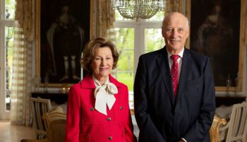 La reina Sonia de Noruega visita al rey Harald, hospitalizado en Tenerife