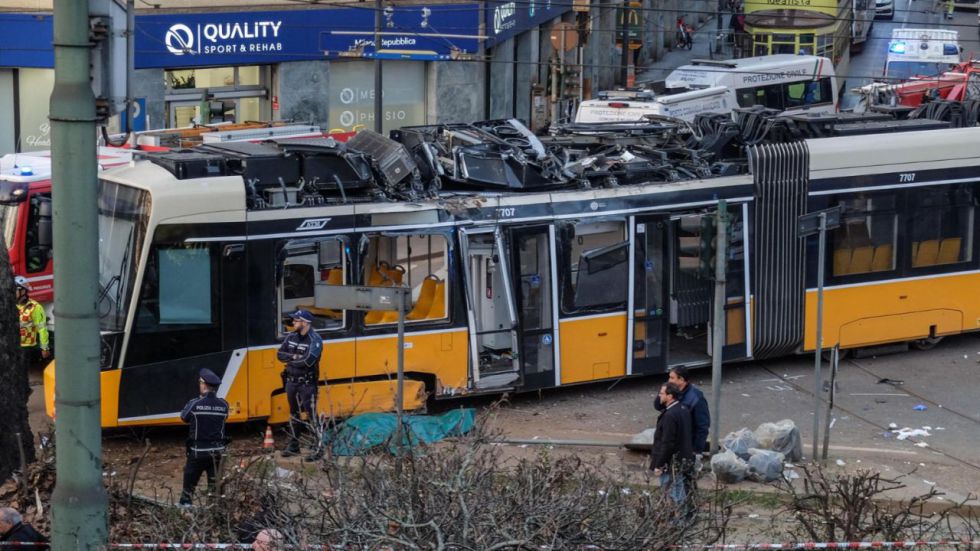 Dos muertos y 40 heridos en el descarrilamiento de un tranvía en el centro de Milán