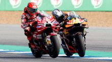 GP Tailandia. 'Tiburón' Acosta bate a Marc Márquez en un esprint polémico