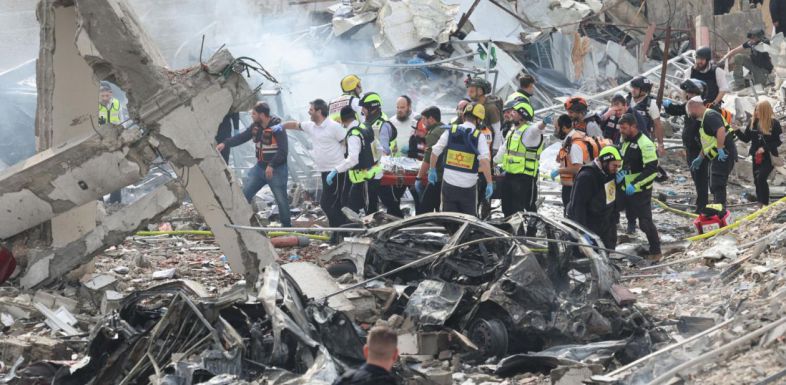 Nueve fallecidos cerca de Jerusalén por el impacto de un misil y tres muertos en Emiratos por la represalia iraní en los países del Golfo.