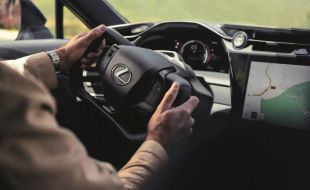 Lexus elimina la columna de dirección: el RZ estrena el Steer-by-Wire que cambiará cómo conducimos