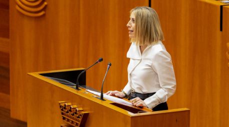 María Guardiola le dice a Vox que no son incompatibles 'ni hay muros' entre ellos
