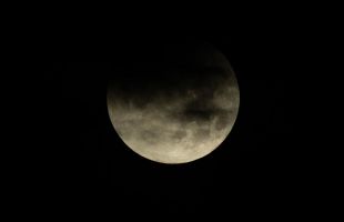 Un eclipse lunar total deja una 'Luna de sangre' desde Japón hasta América