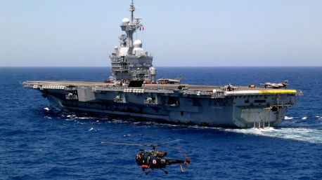 Macron ordena envío del portaviones Charles de Gaulle al Mediterráneo